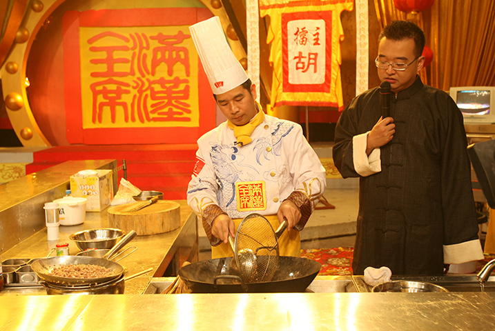 Master Hu Manrong of Honor Group participated in the CCTV "Man Han Banquet" cooking competition site